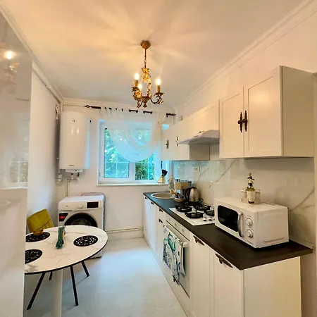 Port Classic Elegant 2 Bedroom Near Port Lägenhet Constanţa