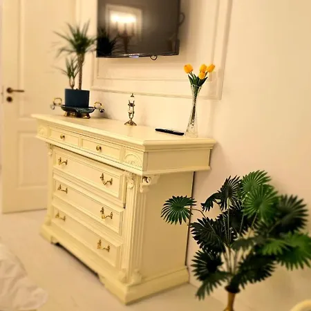 Port Classic Elegant 2 Bedroom Near Port Lägenhet Constanţa