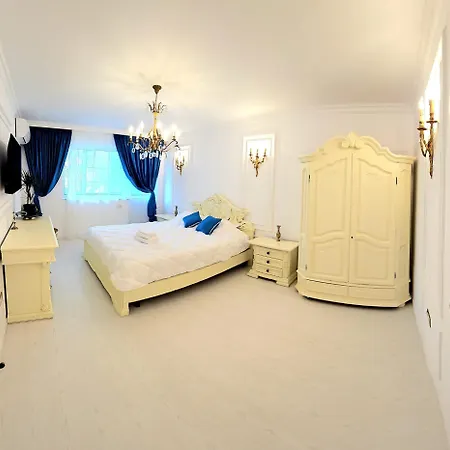 Port Classic Elegant 2 Bedroom Near Port Lägenhet Constanţa