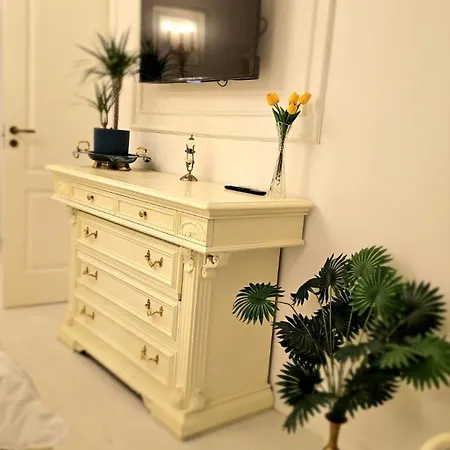 Port Classic Elegant 2 Bedroom Near Port * Constanţa