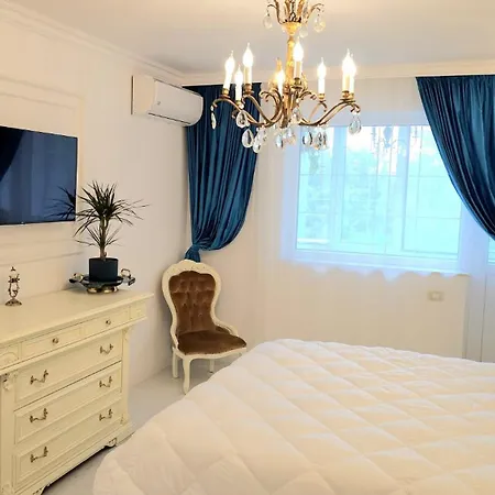 Port Classic Elegant 2 Bedroom Near Port Lägenhet Constanţa