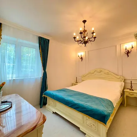 Port Classic Elegant 2 Bedroom Near Port Lägenhet Constanţa