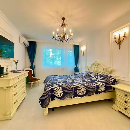 Port Classic Elegant 2 Bedroom Near Port Lägenhet Constanţa